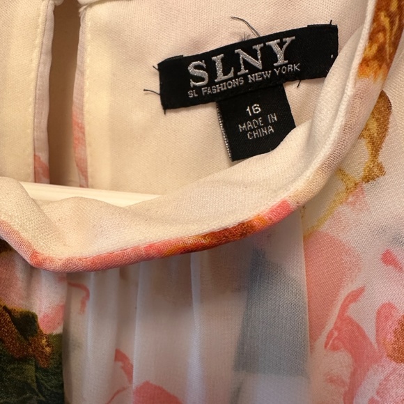 NWT, 70s-style size 16 SLNY knee length halter chiffon dress in creamy florals - Picture 3 of 6
